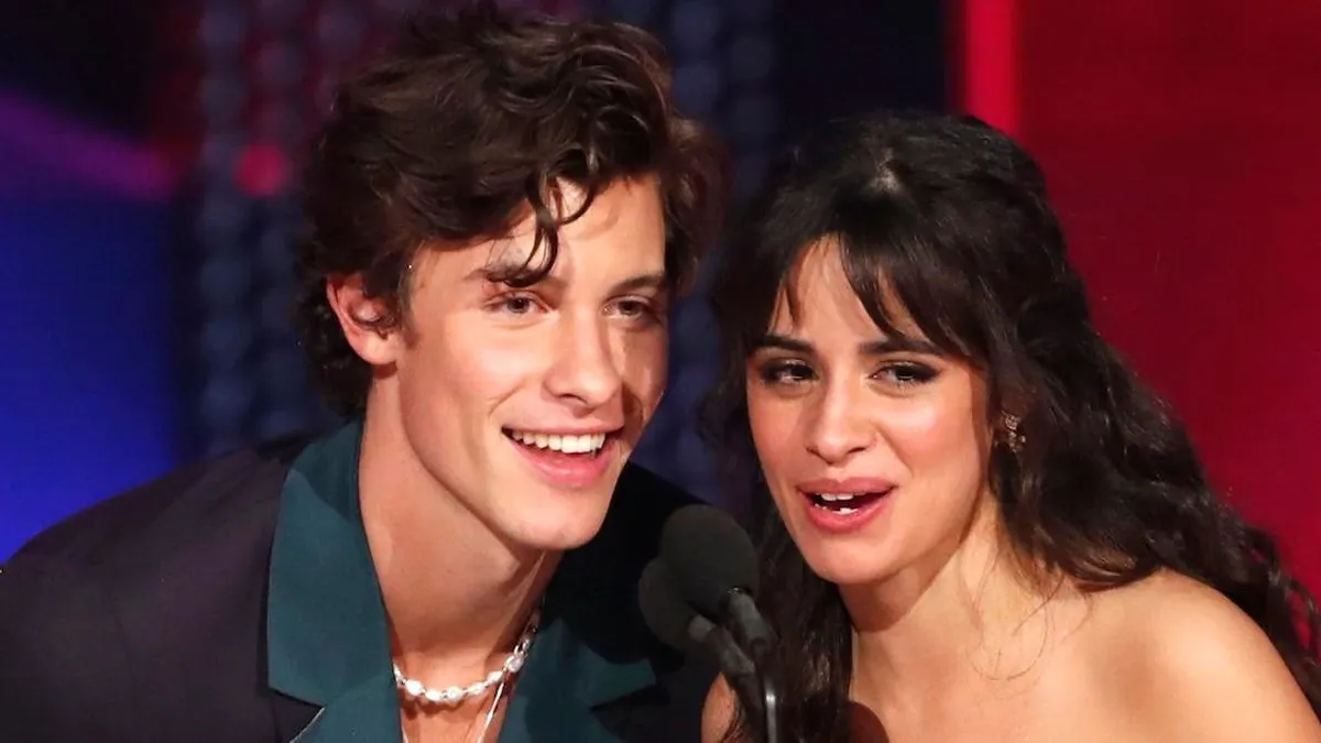 Shawn Mendes habla sobre su relación con Camila Cabello y sus aprendizajes.