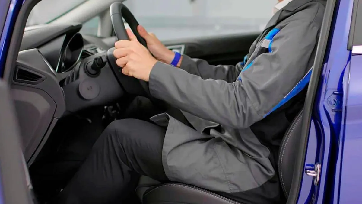 ¿Cómo influye la posición del asiento en la seguridad al conducir?