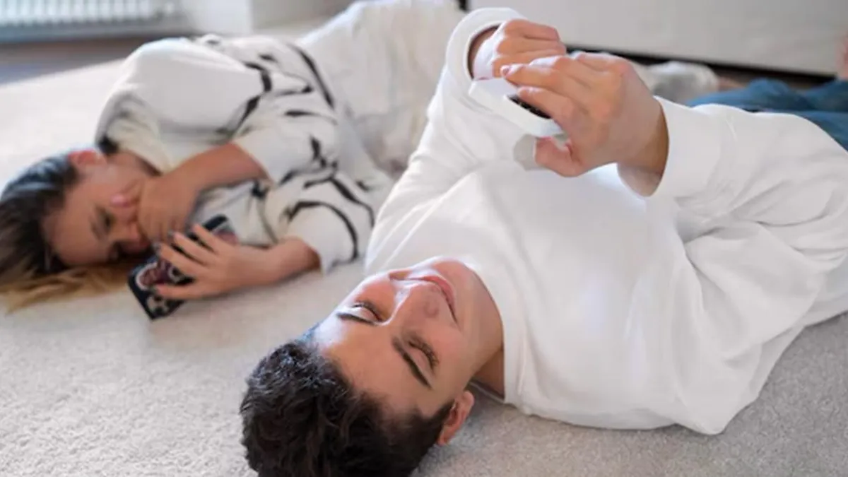 Descansar en el suelo: la antigua técnica de relajación que regresa con fuerza.