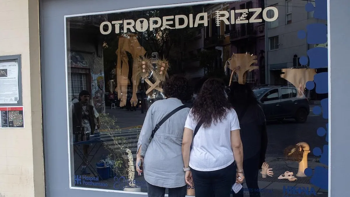 Una vidriera porteña que redefine los límites del cuerpo y la percepción.