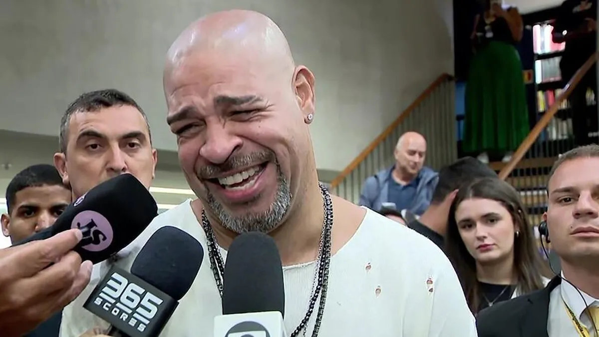 Adriano se quiebra al hablar de su vida: “No puedo creerlo, un chico de la comunidad aquí estoy”