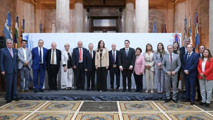 Victoria Villarruel y el presidente del Senado de Chile analizan el comercio bilateral.