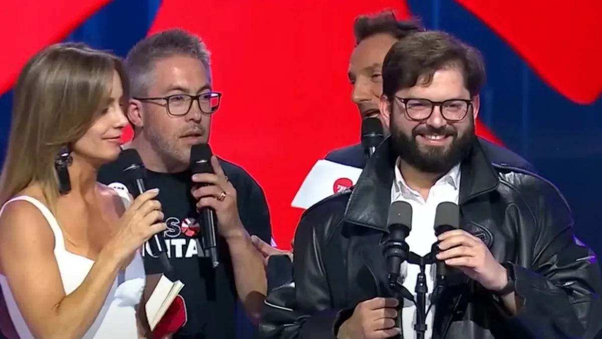 Gabriel Boric se queda con la gabardina de cuero de Emmanuel tras ofertar un millón en la Teletón