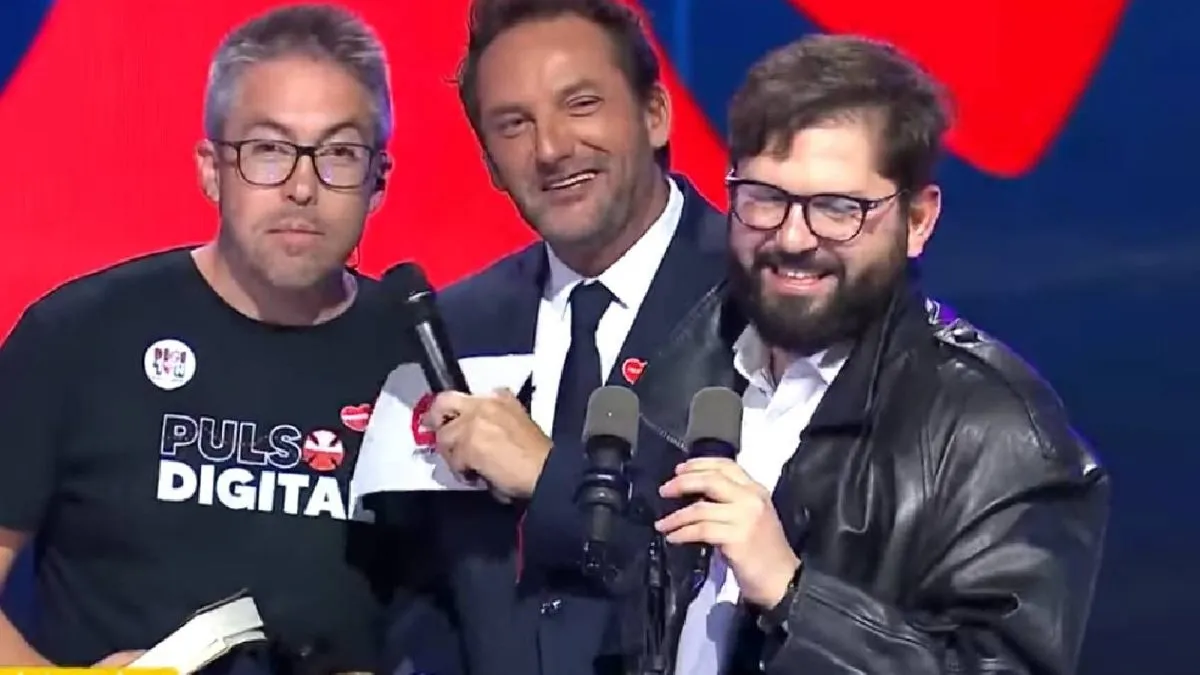 El Presidente Boric adquiere la icónica gabardina de Emmanuel en una subasta.