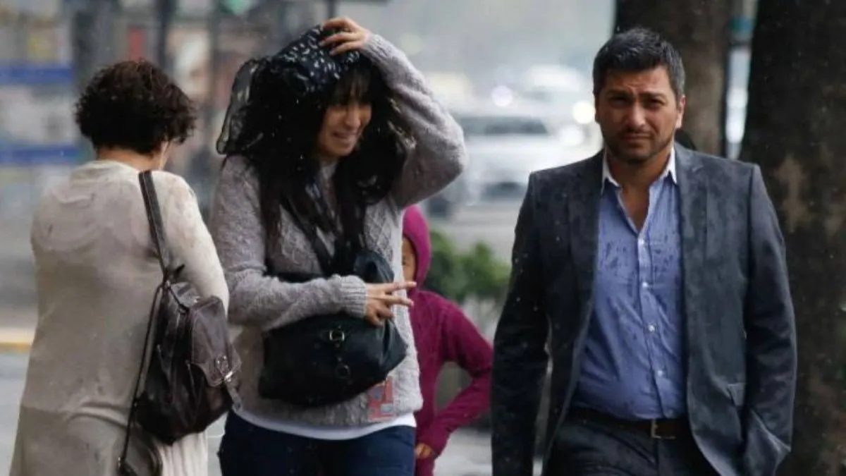 Inesperada lluvia sorprende a santiaguinos en un día de calor extremo