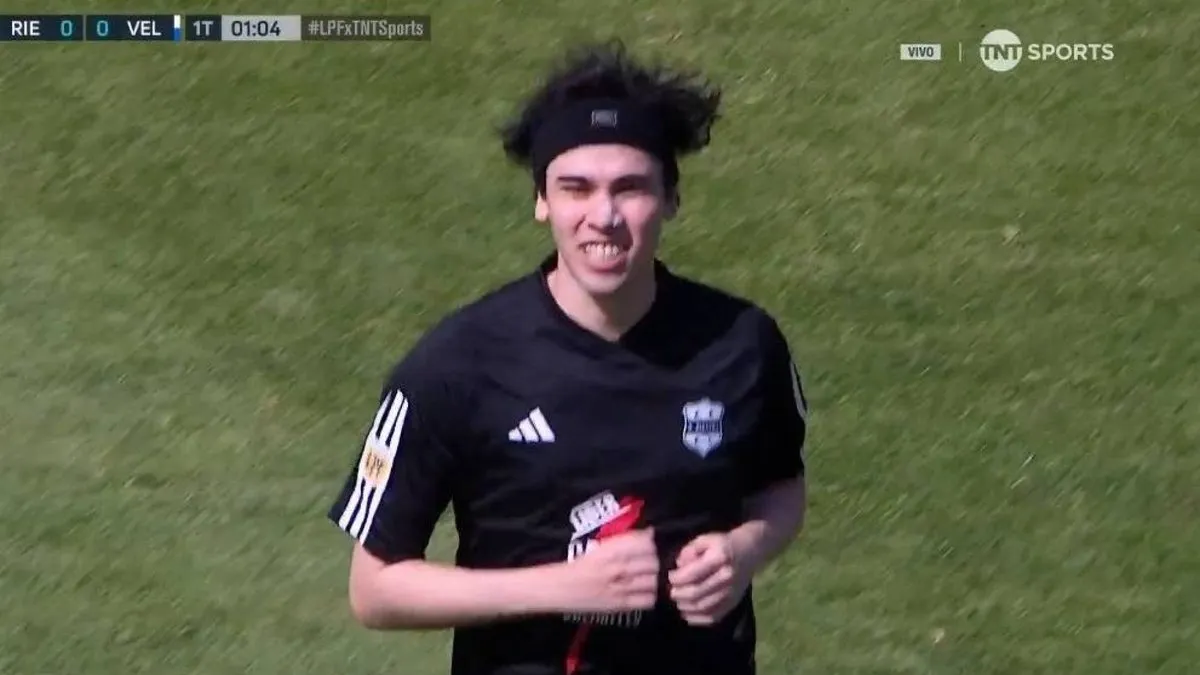 Youtuber argentino debuta en Primera y sorprende al ser reemplazado antes del minuto