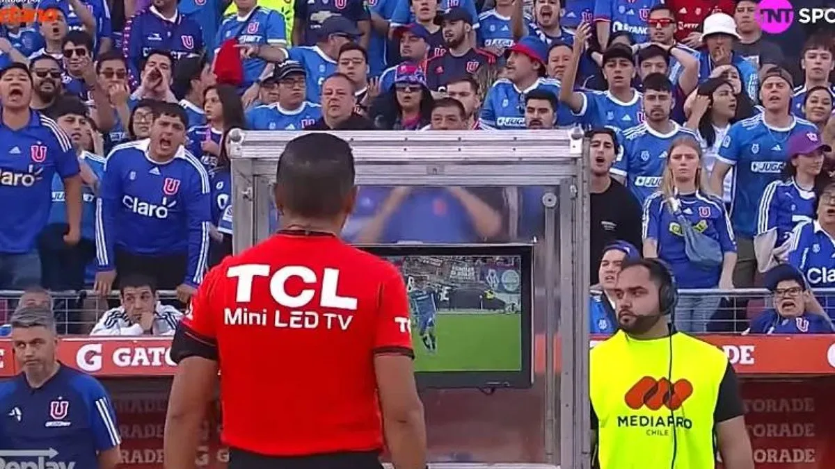 La Universidad de Chile solicitará audios del VAR tras el gol anulado a Fernández.