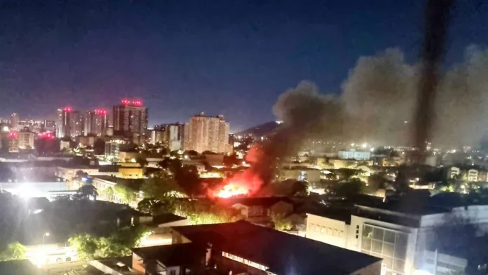 Bomberos luchan contra incendio en Barrio Yungay