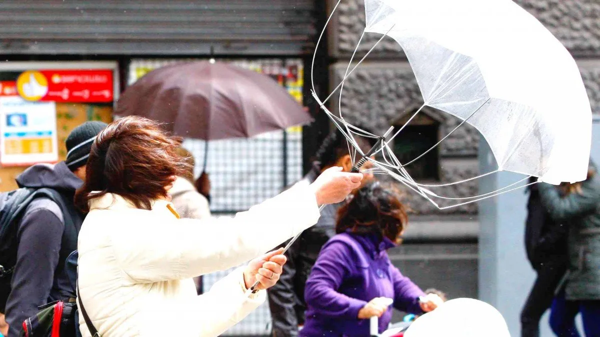 Fuertes vientos y chubascos de agua-nieve azotarán 13 regiones de Chile este martes