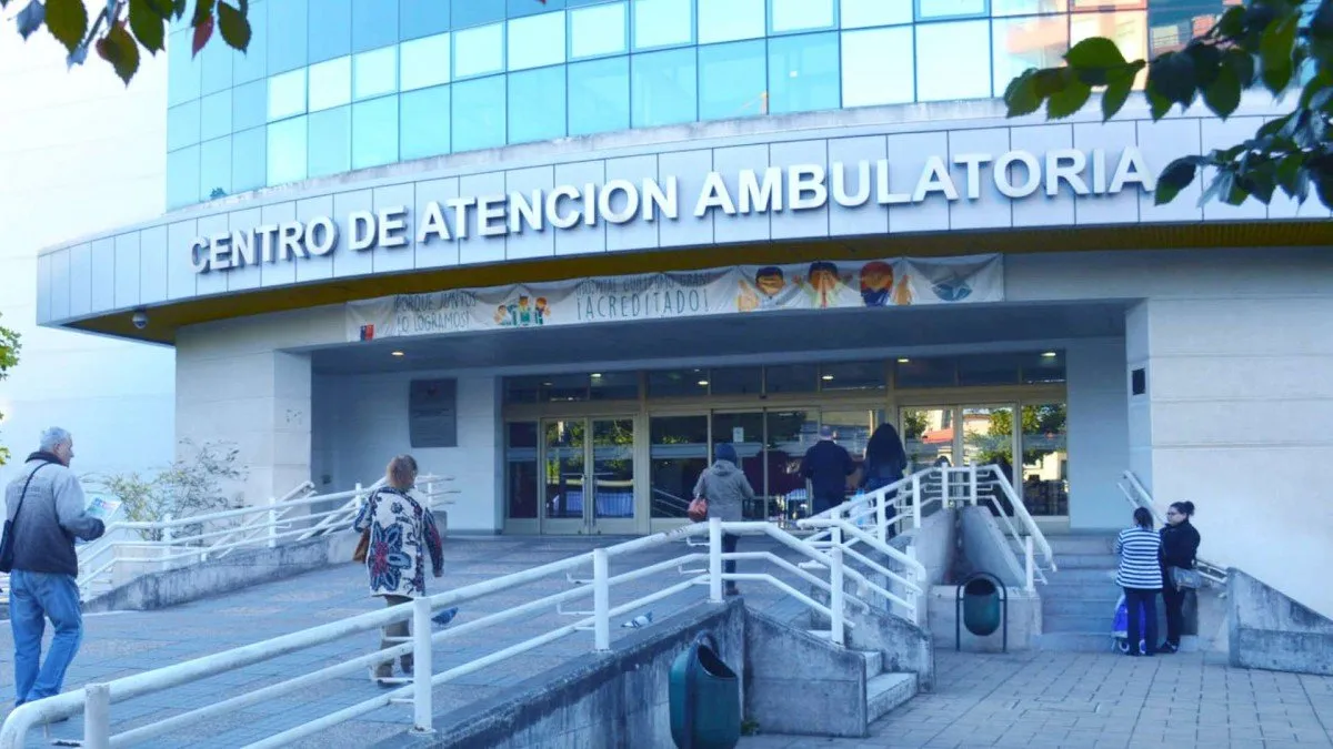 Madre desata caos en Hospital de Concepción por demora en atención a su hijo.