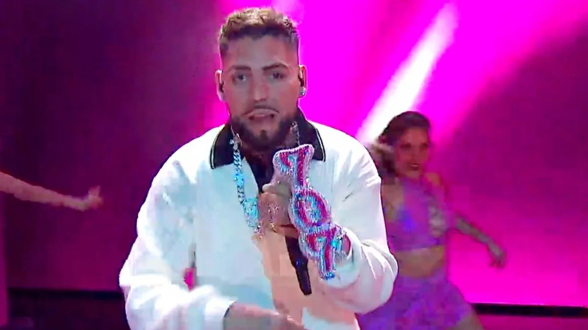 ¿Qué simboliza el 707 en el micrófono de Gino Mella en la Teletón?