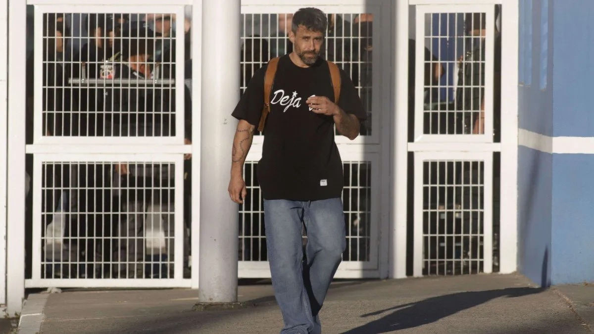 Jorge Valdivia sale de la cárcel de Rancagua: un momento impactante.