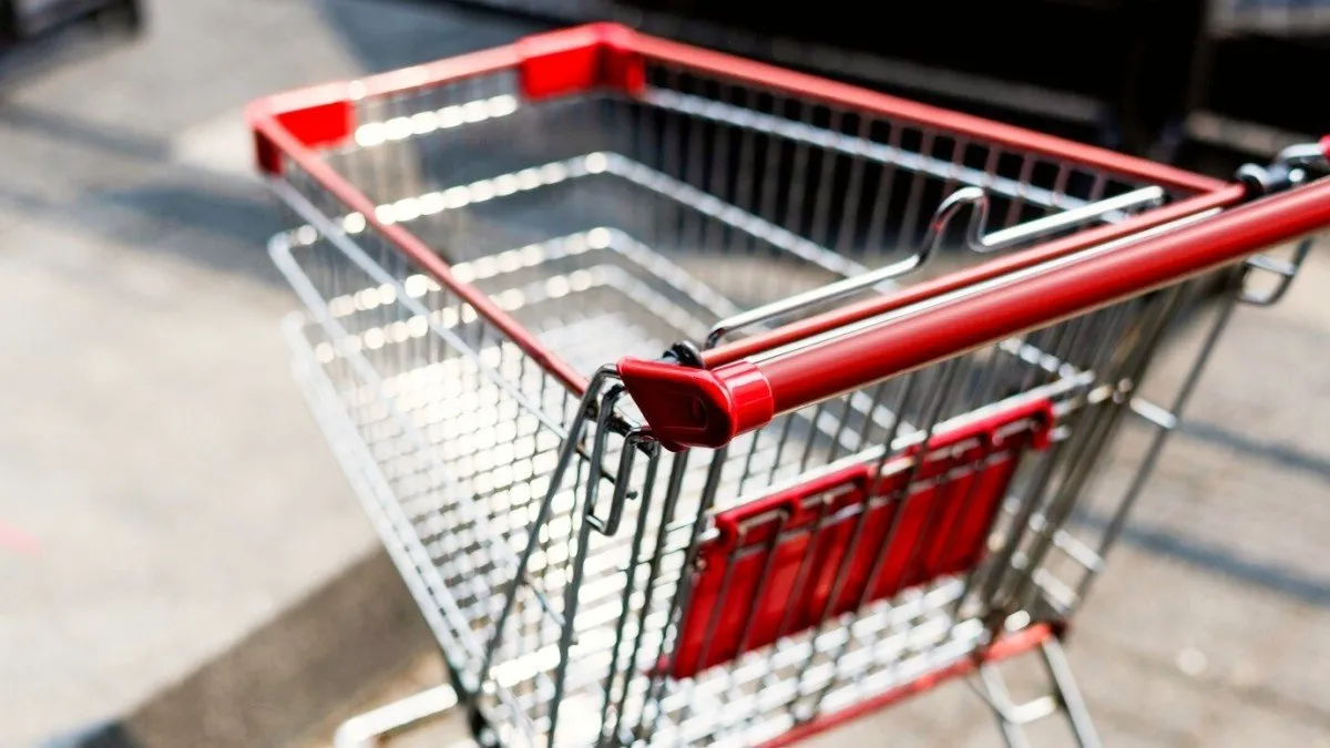 Los nuevos propietarios de los locales tras la liquidación de supermercados Montserrat.