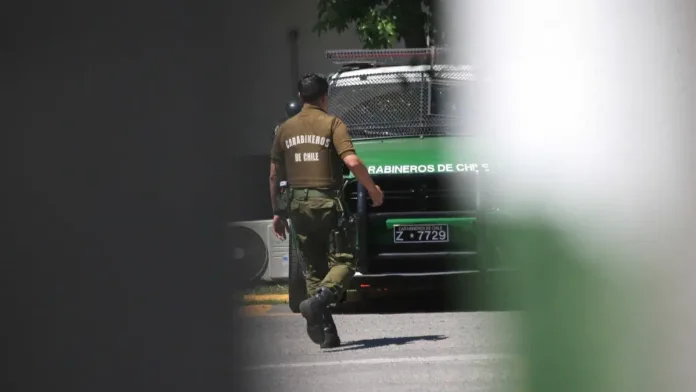 Ataque a comisaría en Huechuraba: sujetos lanzan objetos desde un bus.