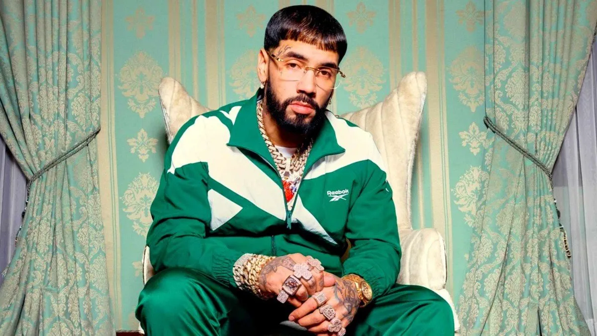 Anuel llega con más de una hora de retraso a su esperado concierto en Santiago.