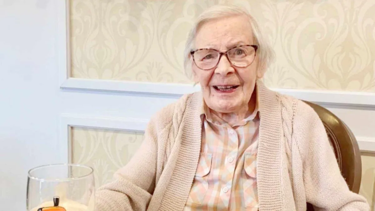 Mujer de 105 años comparte su secreto: ‘Bebe Guinness y no te cases’ para vivir feliz