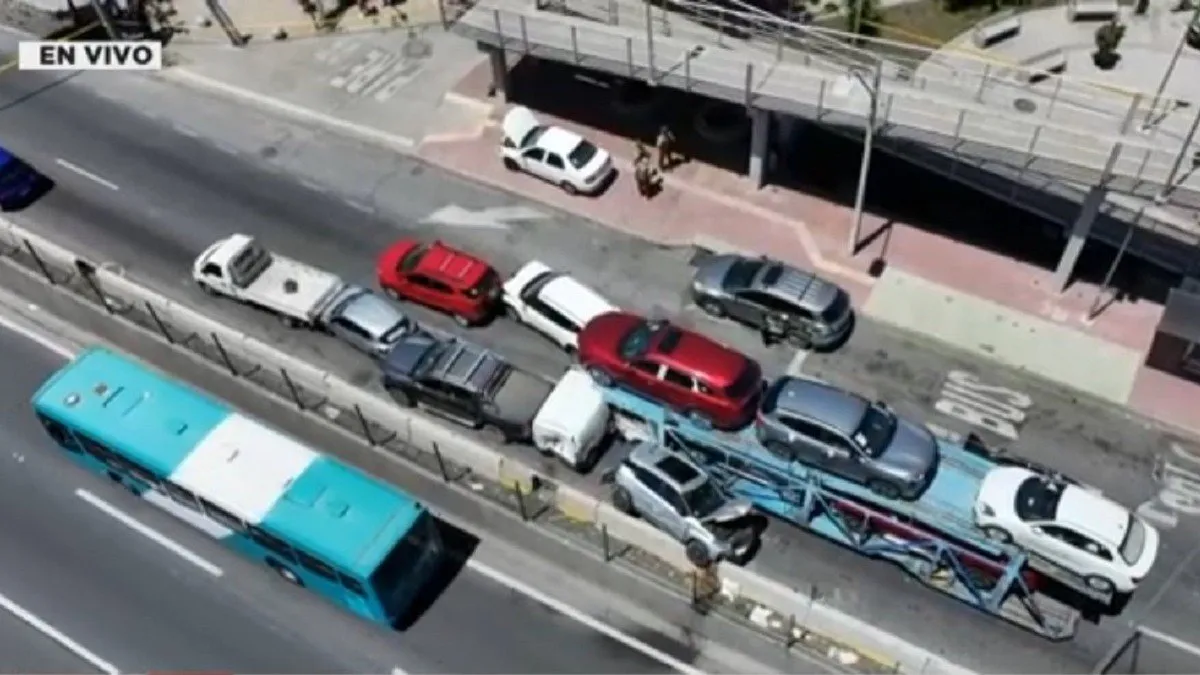 Grave accidente en La Florida: un camión provoca choque múltiple con una persona en riesgo vital