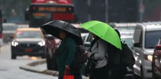 Tres sistemas frontales traerán lloviznas a Santiago esta semana.