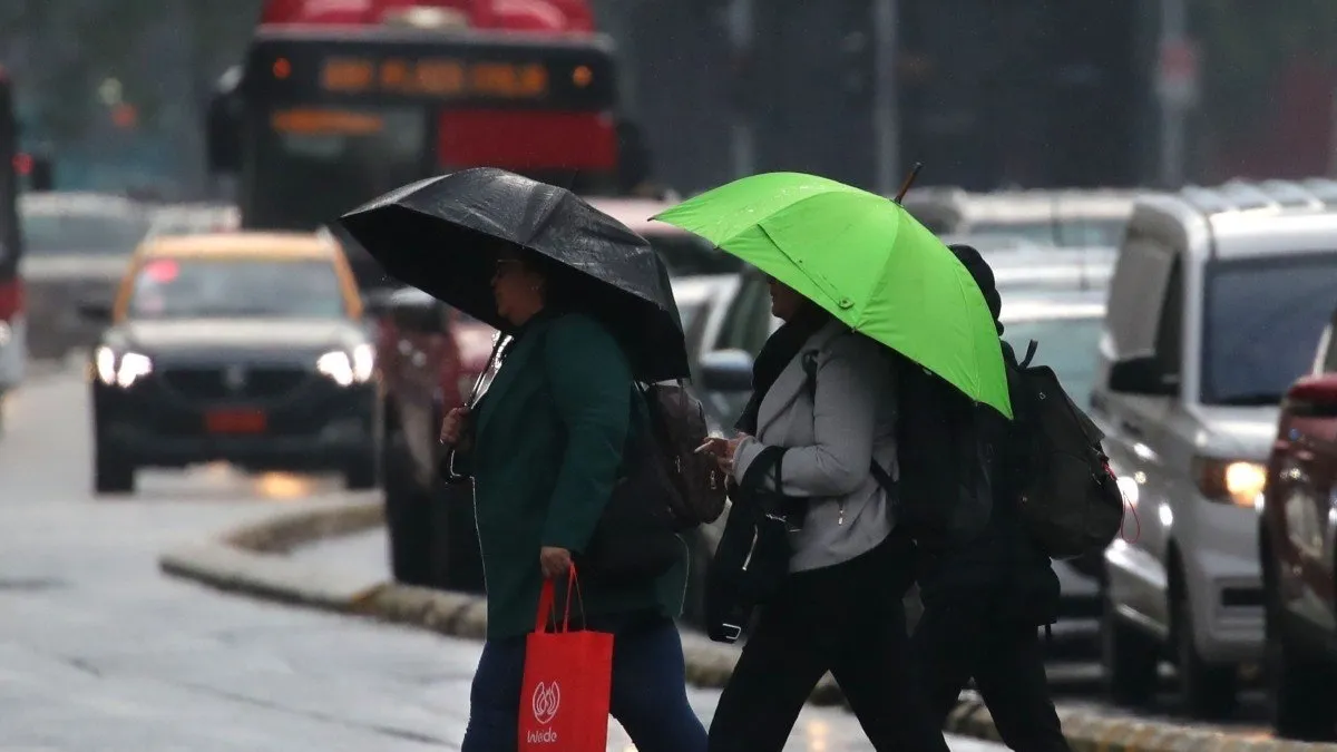 Tres sistemas frontales se acercan: lloviznas podrían afectar a Santiago esta semana
