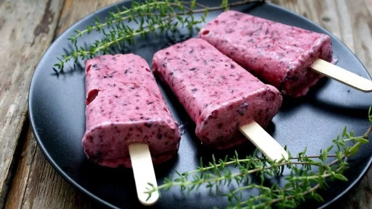 Prepara un helado saludable de arándanos y chocolate con solo 4 ingredientes fáciles