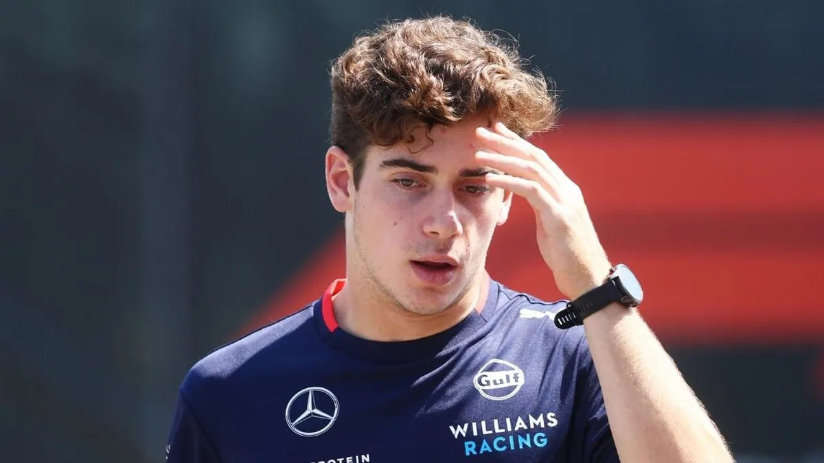 Franco Colapinto se retira del GP de Brasil tras un accidente en medio de la lluvia.