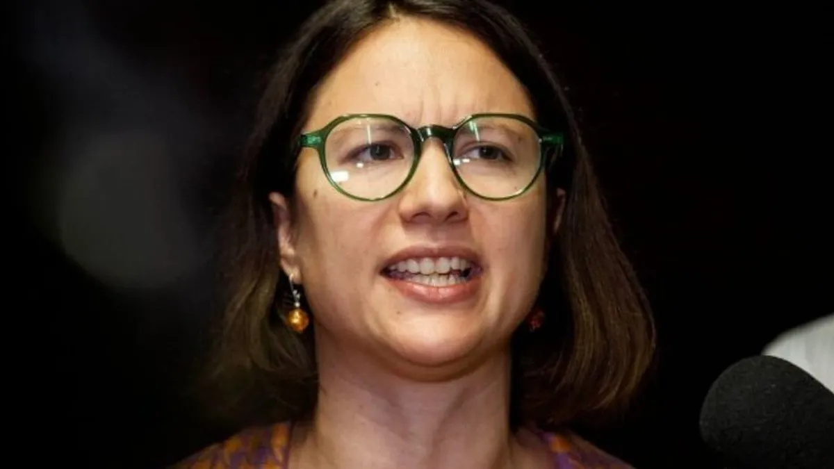 Irací Hassler renuncia a la alcaldía de Santiago para postularse al Congreso en 2025