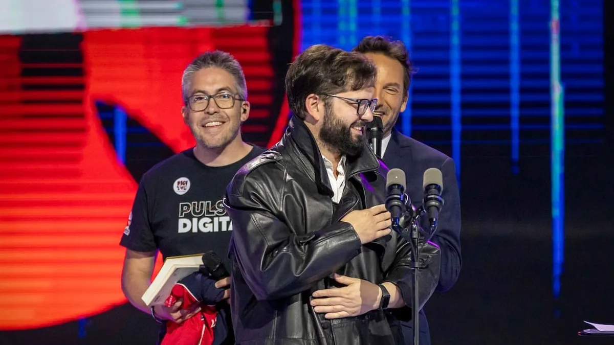 Boric se queda con la gabardina de Emmanuel tras su divertida participación en la Teletón 2024