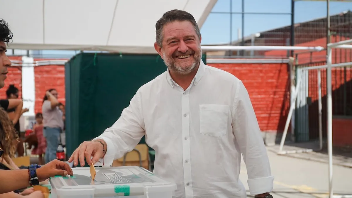 Claudio Orrego se reelige en la RM con una contundente victoria sobre Francisco Orrego.