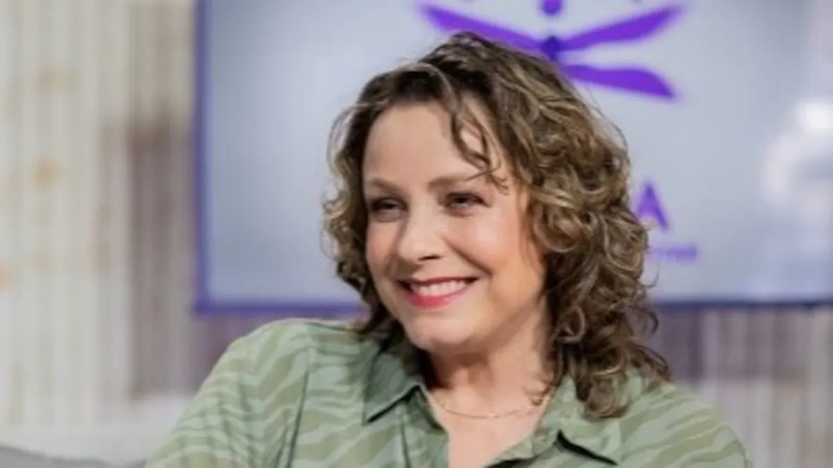 Claudia Conserva llega a votar en silla de ruedas