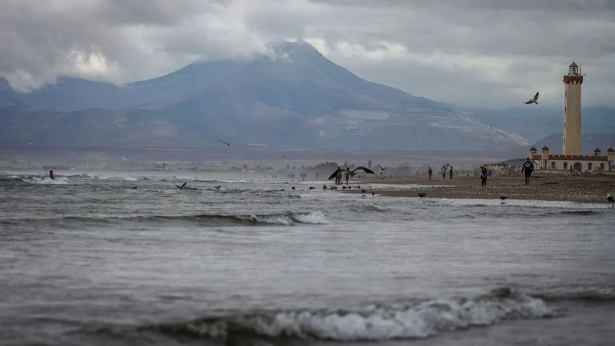El Faro de La Serena cerrado por marejadas en el borde costero.