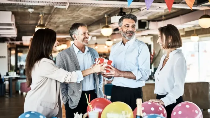 Descubre las teorías sobre el origen del juego del amigo secreto en Navidad.