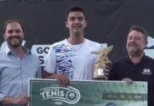 Tomás Barrios celebra su victoria en la Copa Chile de Tenis y el millonario premio.