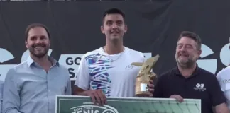 Tomás Barrios celebra su victoria en la Copa Chile de Tenis y el millonario premio.