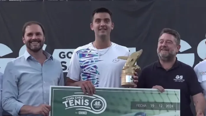 Tomás Barrios celebra su victoria en la Copa Chile de Tenis y el millonario premio.