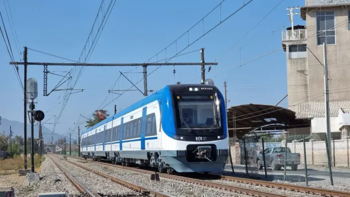 EFE informa sobre retrasos en el servicio de trenes Rancagua-Estación Central.