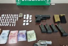 Carabineros descubre armas y droga en auto abandonado en Puente Alto.