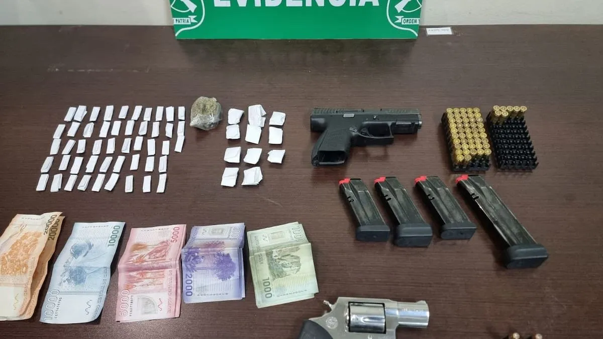 Incautan drogas y armas en misterioso vehículo abandonado en Puente Alto