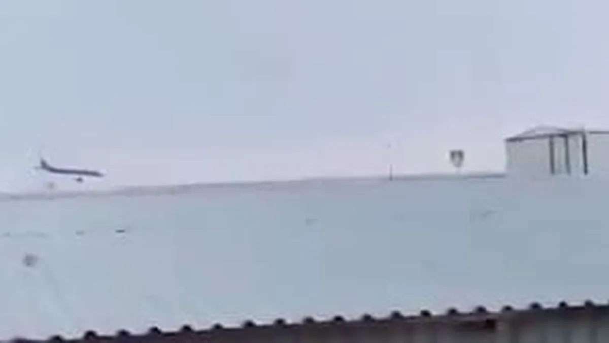 Impactante accidente aéreo en Kazajistán: un avión de pasajeros se estrella en el aeropuerto