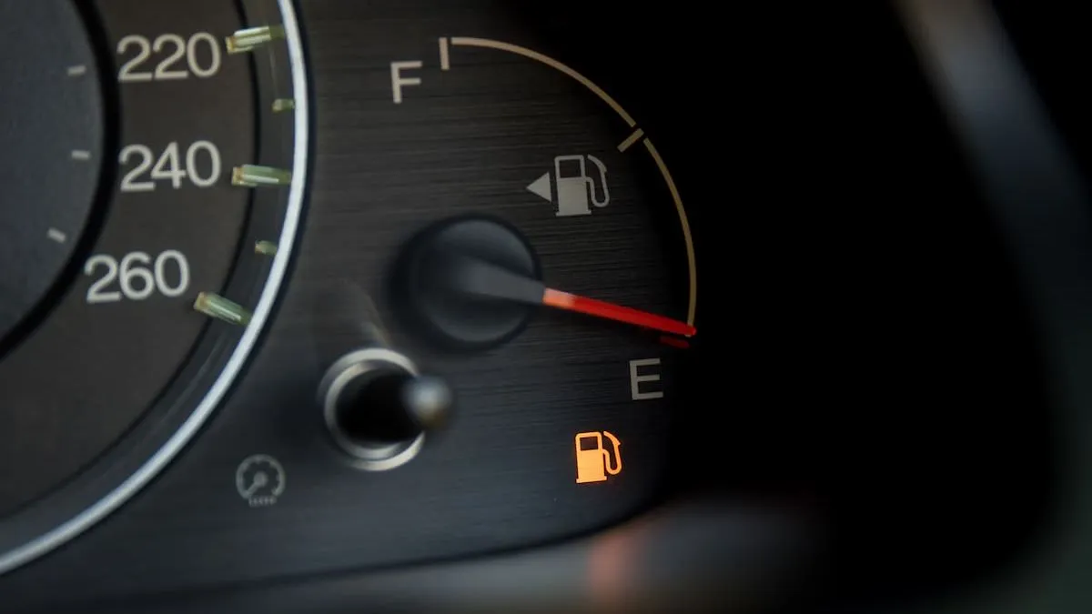 Descubre el verdadero significado de la ‘E’ en el medidor de gasolina.