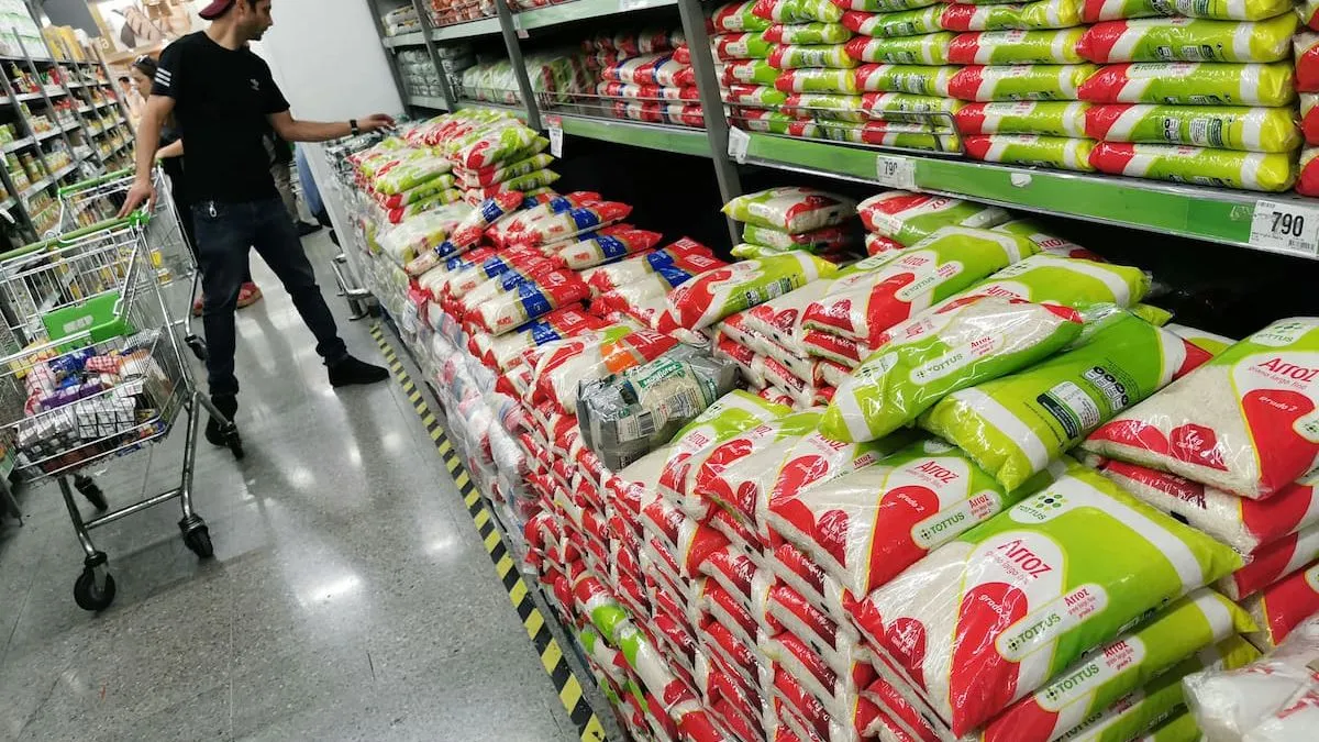 Cambios en horarios de supermercados generan inquietud en víspera de Navidad