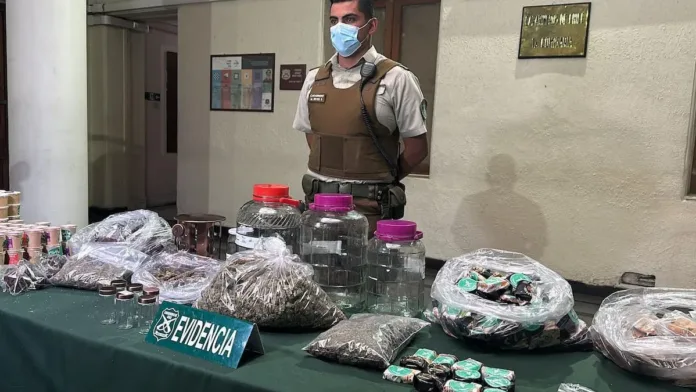 Detienen a hombre por vender productos con marihuana en el centro de Santiago.