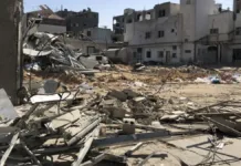 Militares israelíes destruyen un hospital en funcionamiento en Gaza.