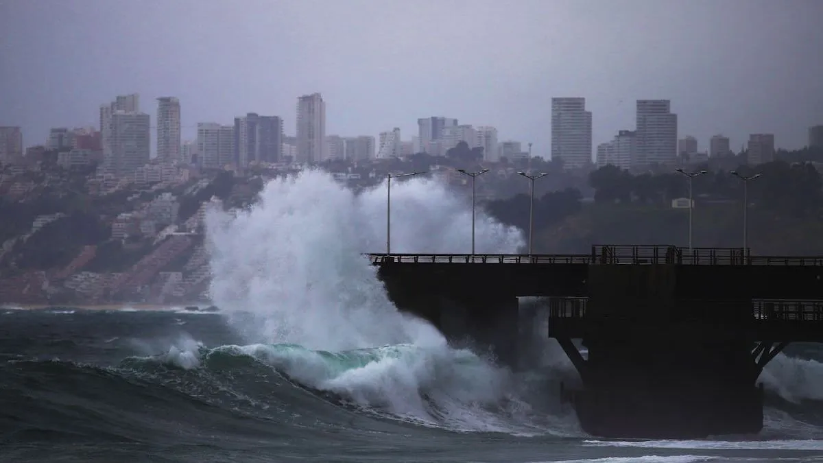 Nuevo aviso de marejadas afecta a las costas de Chile: ¿qué zonas estarán en riesgo?