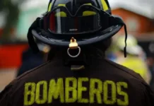 Dos bomberos arrestados por vender agua de grifo para llenar piscinas en Los Ángeles.