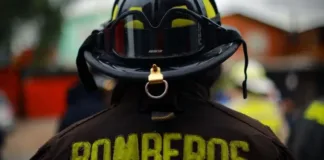 Dos bomberos arrestados por vender agua de grifo para llenar piscinas en Los Ángeles.