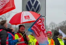 Alemania enfrenta paros en fábricas de Volkswagen por demandas laborales.