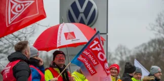 Alemania enfrenta paros en fábricas de Volkswagen por demandas laborales.