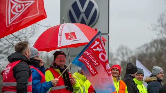 Alemania enfrenta paros en fábricas de Volkswagen por demandas laborales.