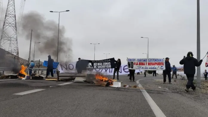 Protesta en La Higuera: gremios bloquean Ruta 5 contra el proyecto Dominga.