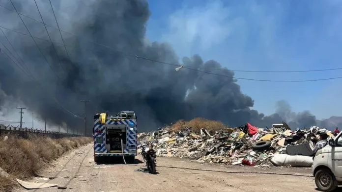 Bomberos combaten incendio en basural no autorizado en Maipú